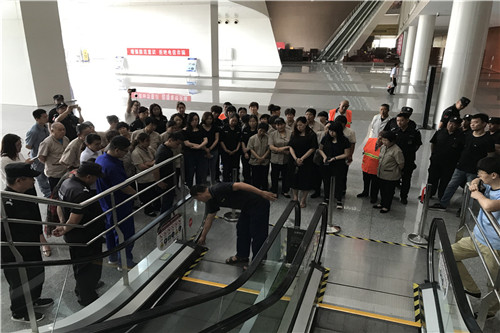 1561024403886110.jpg 扶梯使用說明及緊急情況處理方法.jpg